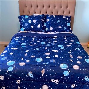 Space comforter 2 pillow cases full size
